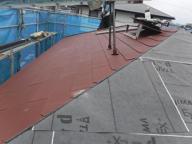 カラーベストを敷き詰める様子